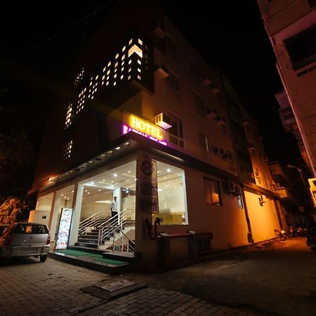Radical Palace Hotel And Restaurant Lucknow Ngoại thất bức ảnh