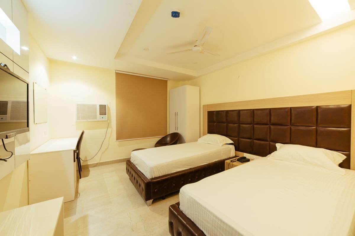 Radical Palace Hotel And Restaurant Lucknow Ngoại thất bức ảnh
