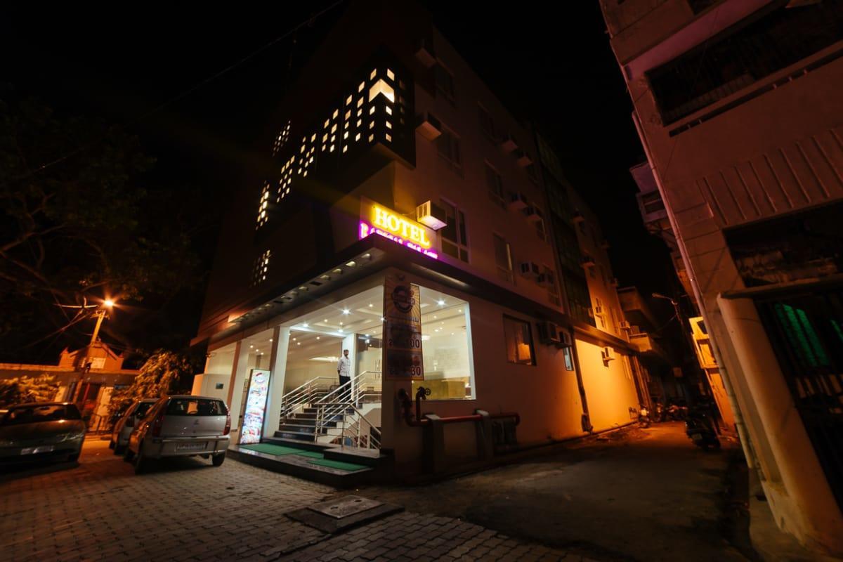 Radical Palace Hotel And Restaurant Lucknow Ngoại thất bức ảnh